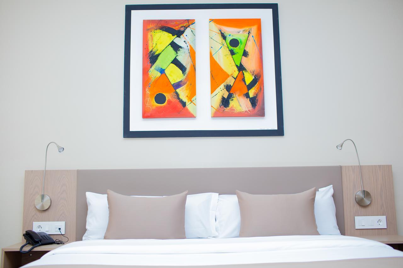 Fly Hotel Либревиль Экстерьер фото