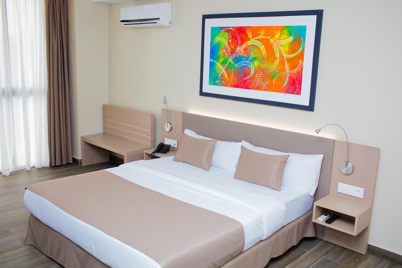 Fly Hotel Либревиль Экстерьер фото