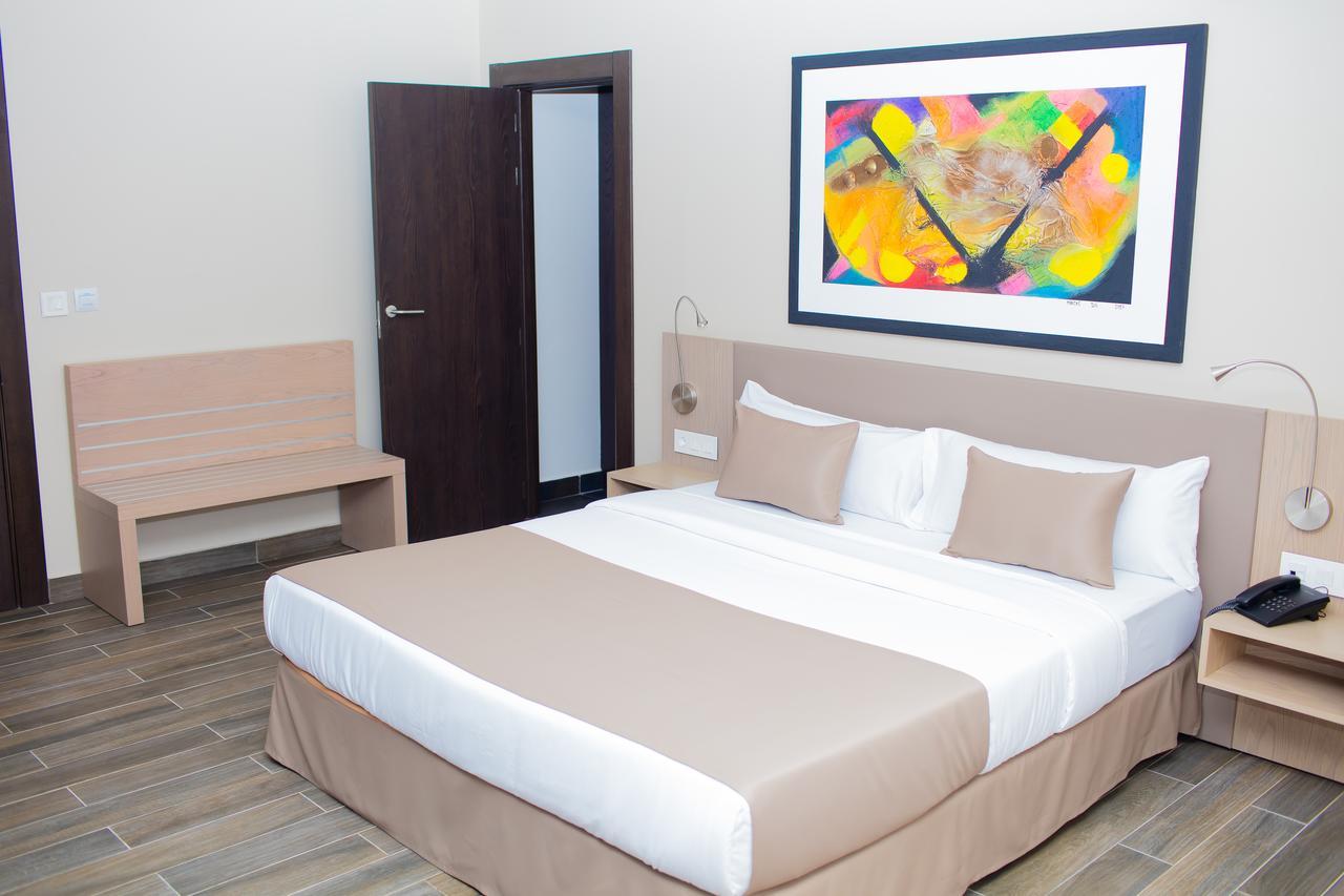 Fly Hotel Либревиль Экстерьер фото