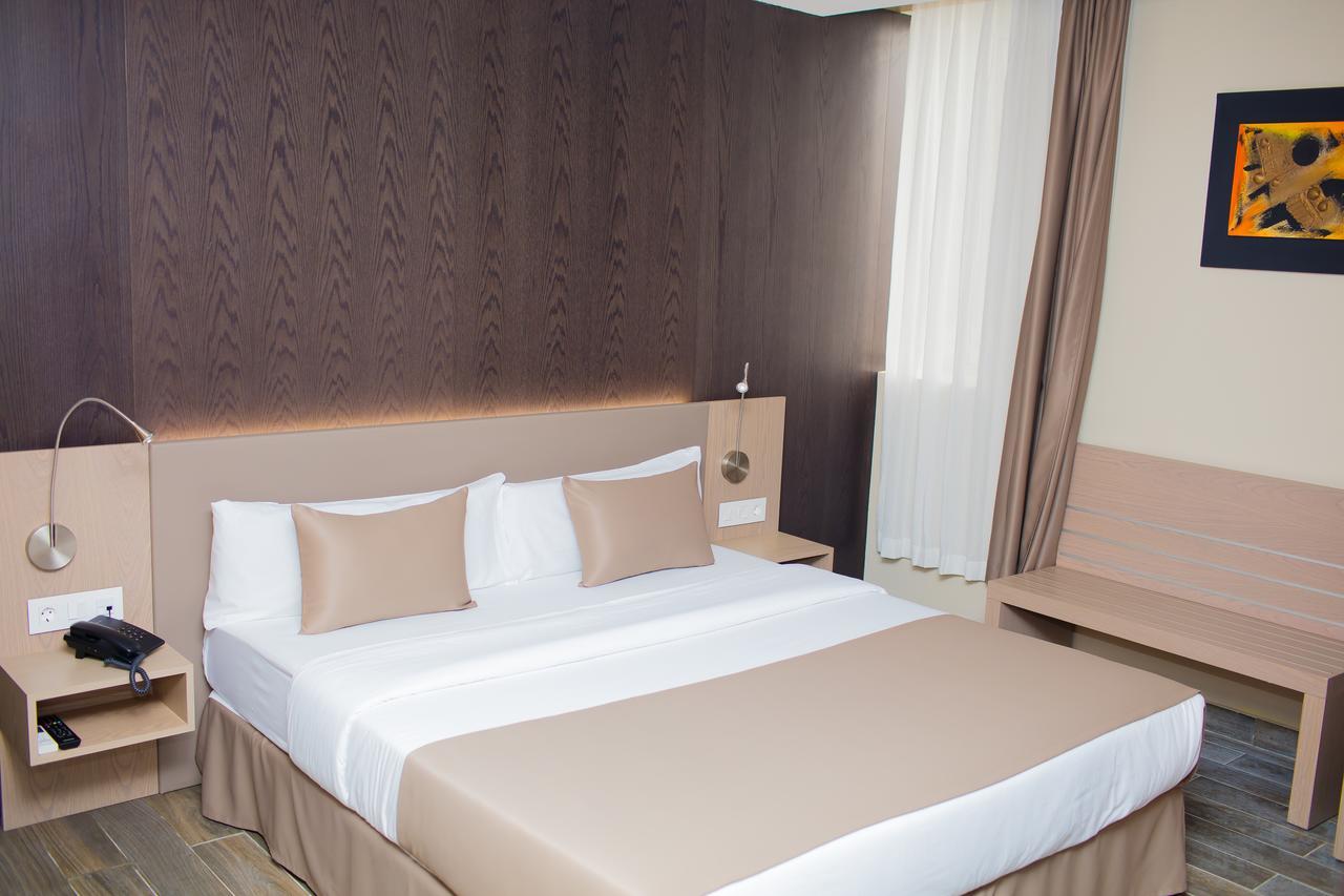 Fly Hotel Либревиль Экстерьер фото