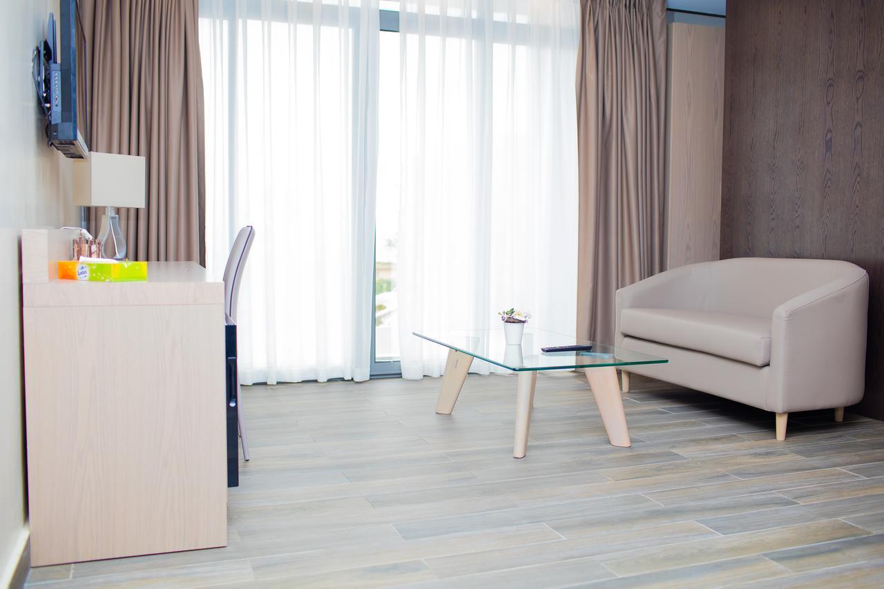 Fly Hotel Либревиль Экстерьер фото