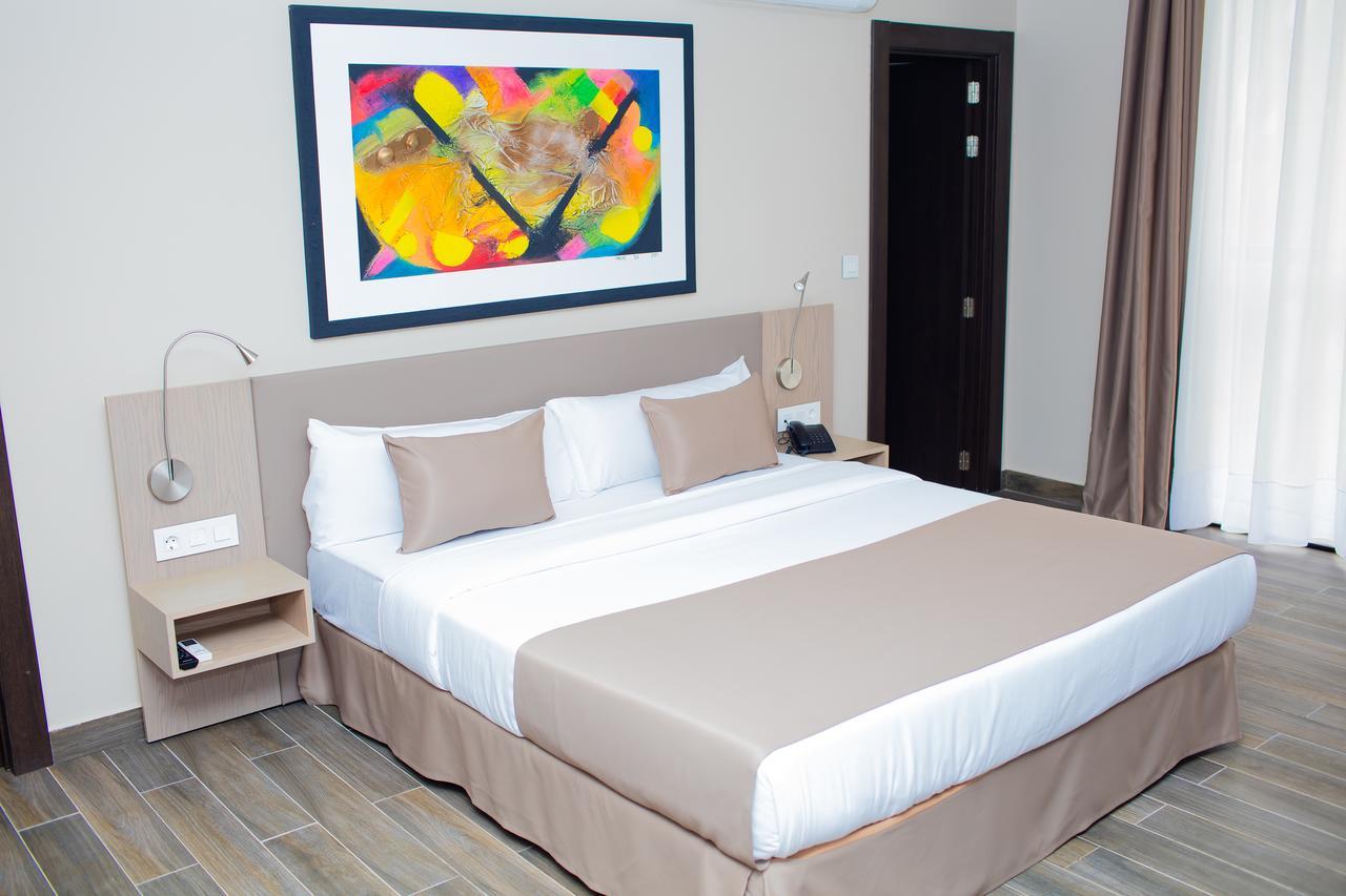 Fly Hotel Либревиль Экстерьер фото