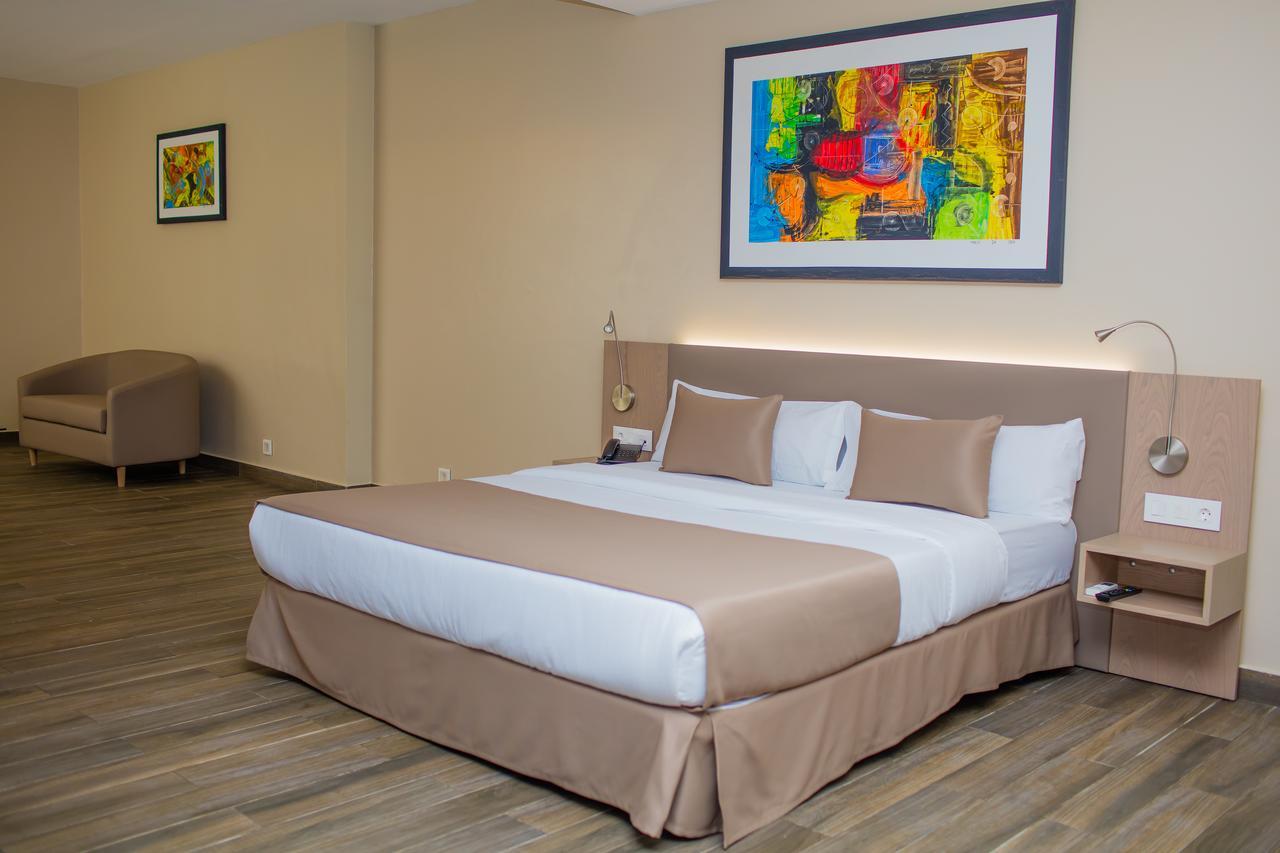 Fly Hotel Либревиль Экстерьер фото