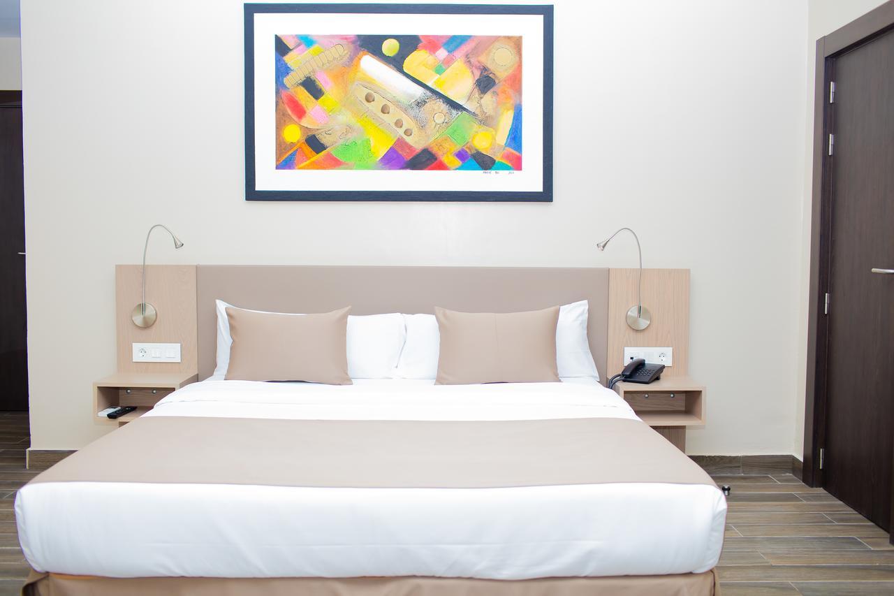 Fly Hotel Либревиль Экстерьер фото