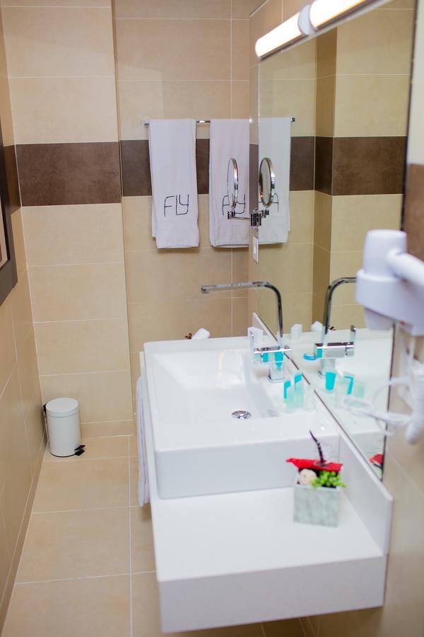Fly Hotel Либревиль Экстерьер фото