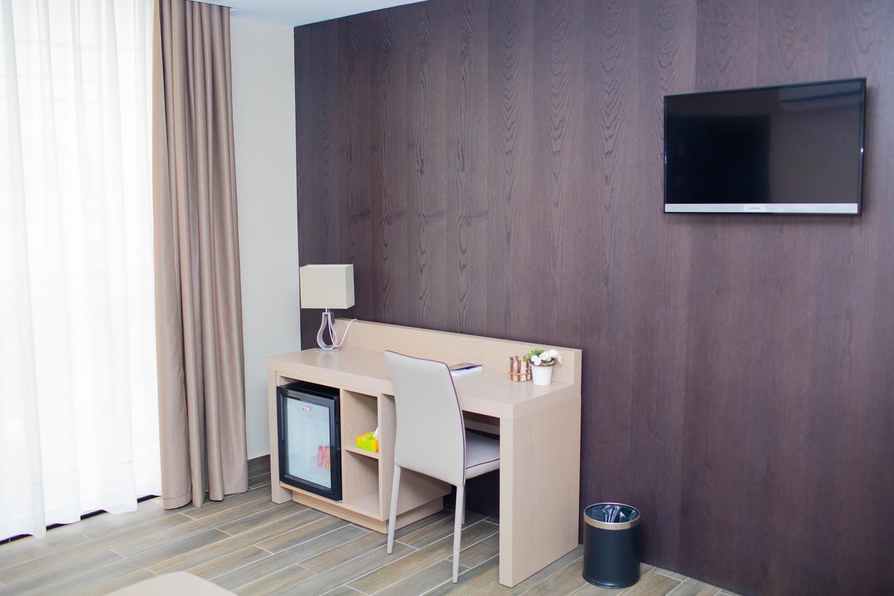 Fly Hotel Либревиль Экстерьер фото