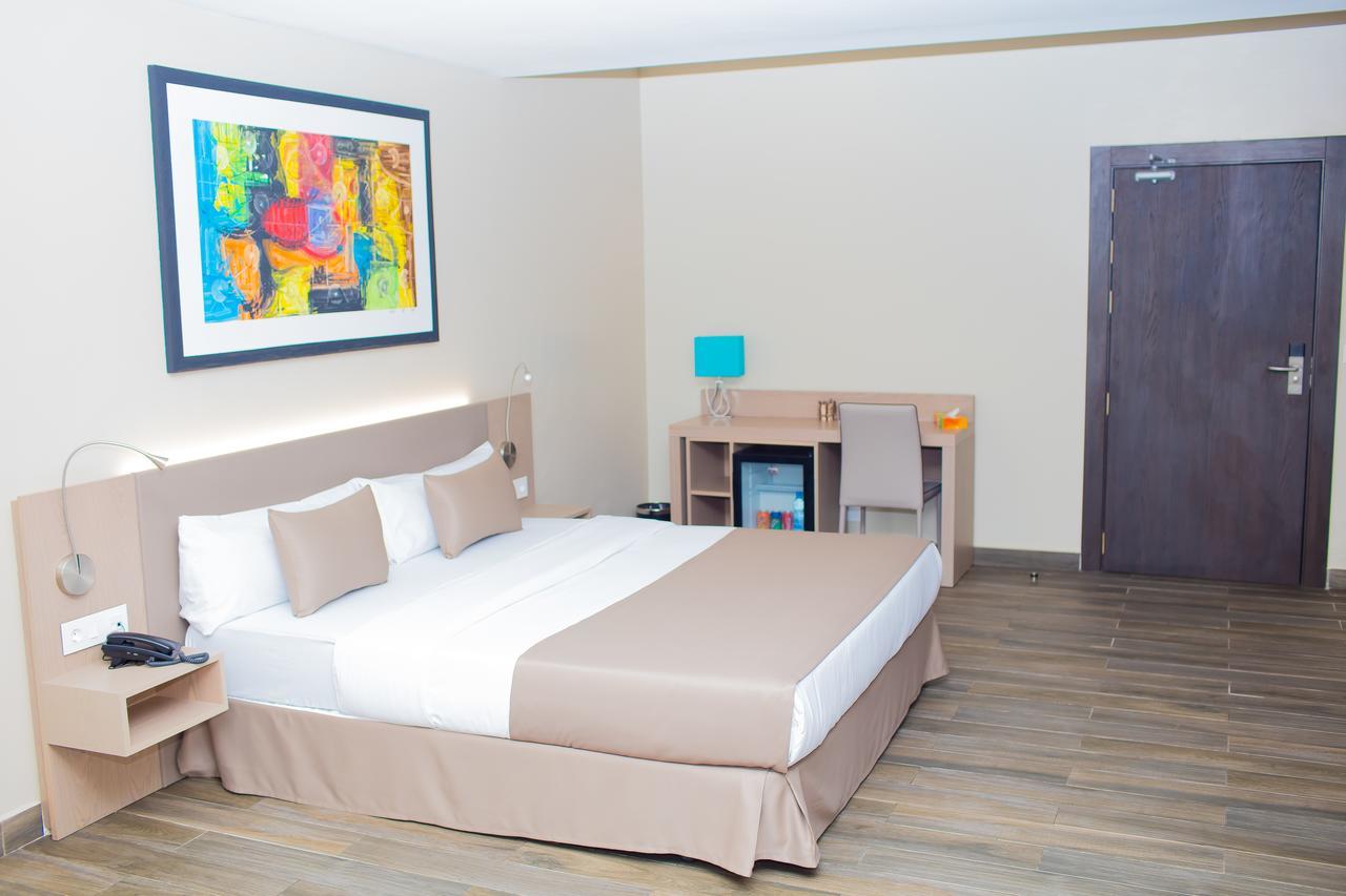 Fly Hotel Либревиль Экстерьер фото