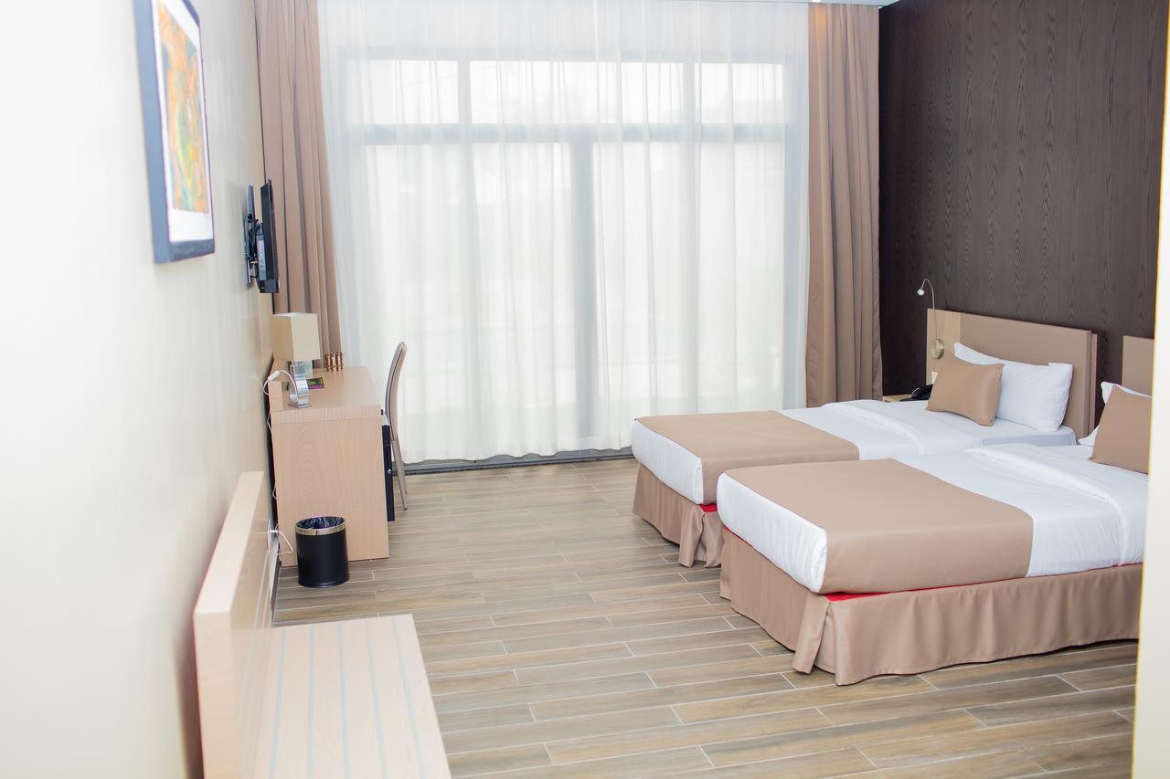 Fly Hotel Либревиль Экстерьер фото