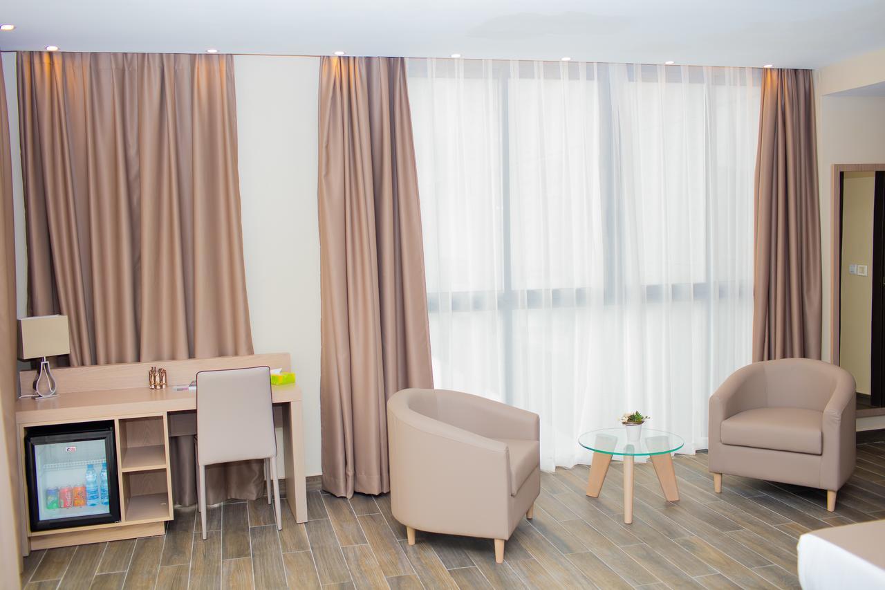 Fly Hotel Либревиль Экстерьер фото