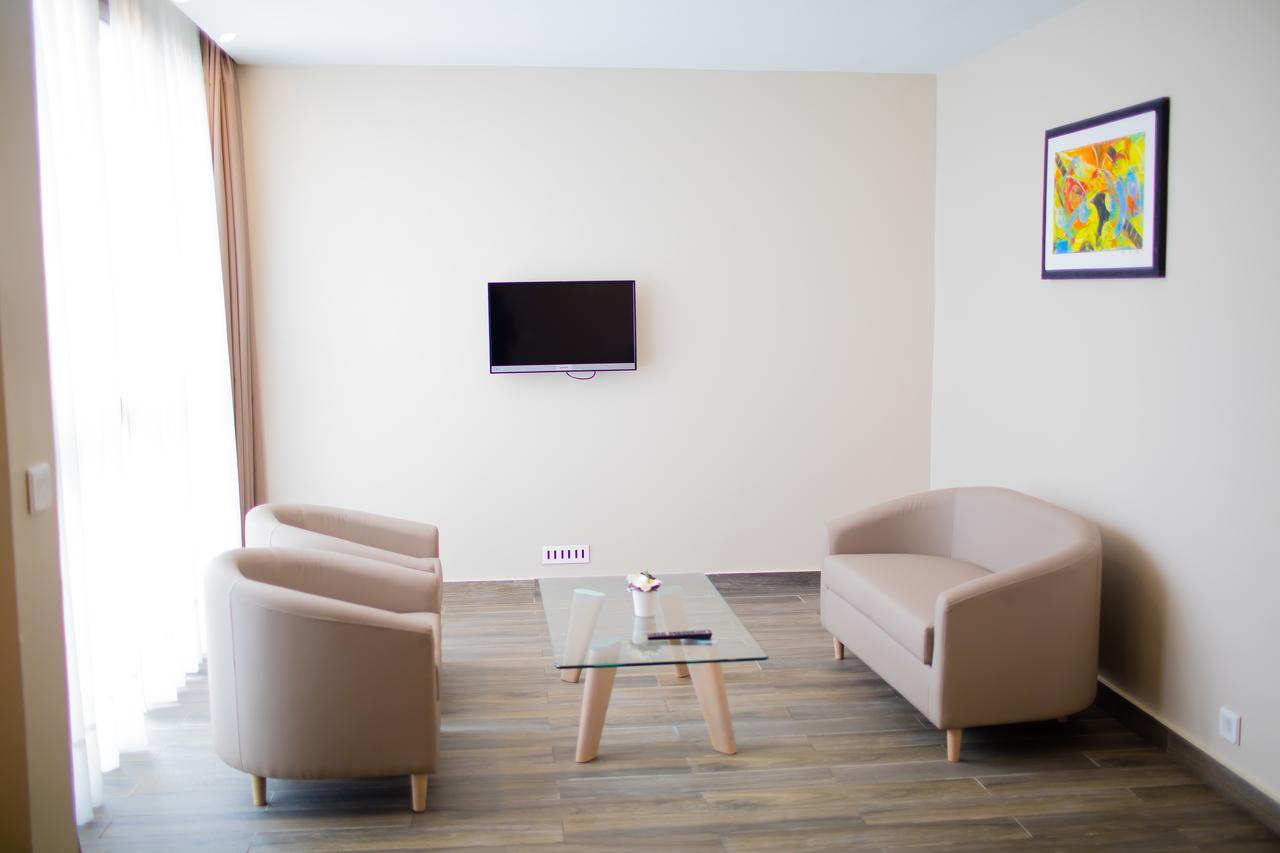 Fly Hotel Либревиль Экстерьер фото